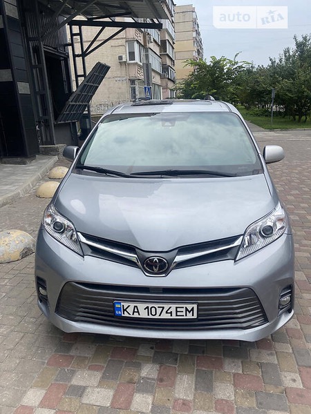 Toyota Sienna 2018  випуску Київ з двигуном 3.5 л бензин мінівен автомат за 31000 долл. 