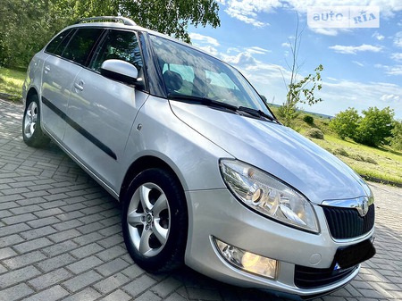 Skoda Fabia 2011  випуску Львів з двигуном 1.6 л дизель універсал механіка за 5699 долл. 