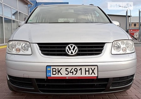 Volkswagen Touran 2006  випуску Рівне з двигуном 2 л дизель мінівен механіка за 5900 долл. 