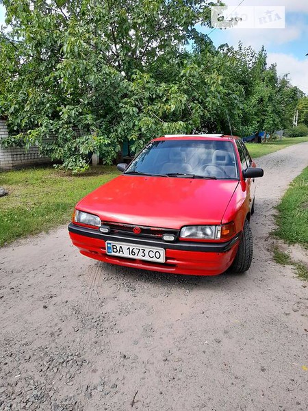 Mazda 323 1990  випуску Кропивницький з двигуном 1.6 л  седан  за 2000 долл. 