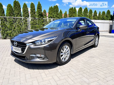 Mazda 3 2018  випуску Ужгород з двигуном 1.5 л бензин седан механіка за 13700 долл. 