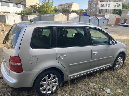 Volkswagen Touran 2004  випуску Чернівці з двигуном 1.9 л дизель універсал механіка за 5700 долл. 