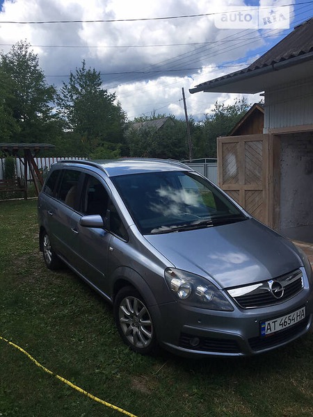 Opel Zafira Tourer 2005  випуску Івано-Франківськ з двигуном 1.9 л дизель універсал  за 6200 долл. 