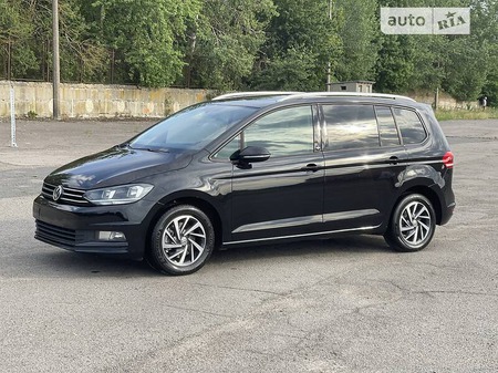 Volkswagen Touran 2017  випуску Луцьк з двигуном 2 л дизель універсал механіка за 16400 долл. 