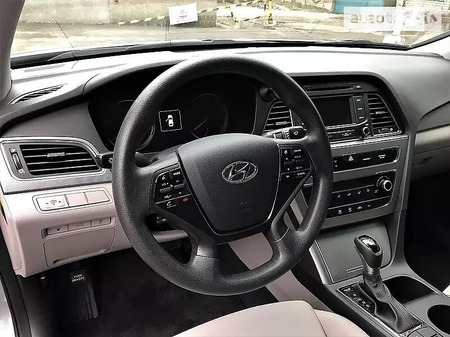 Hyundai Sonata 2015  випуску Запоріжжя з двигуном 2.4 л бензин седан автомат за 11700 долл. 