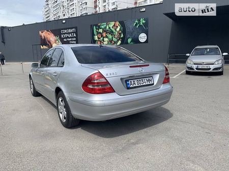 Mercedes-Benz E 220 2004  випуску Київ з двигуном 2.2 л дизель седан автомат за 7600 долл. 