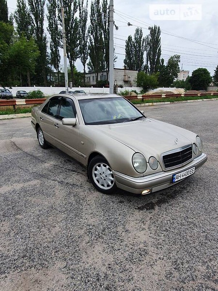 Mercedes-Benz E 240 1997  випуску Київ з двигуном 2.8 л  седан автомат за 2900 долл. 