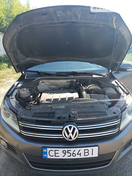 Volkswagen Tiguan 2015  випуску Чернівці з двигуном 2 л дизель позашляховик автомат за 14999 долл. 