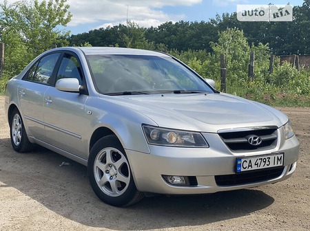 Hyundai Sonata 2006  випуску Одеса з двигуном 2 л бензин седан механіка за 6300 долл. 