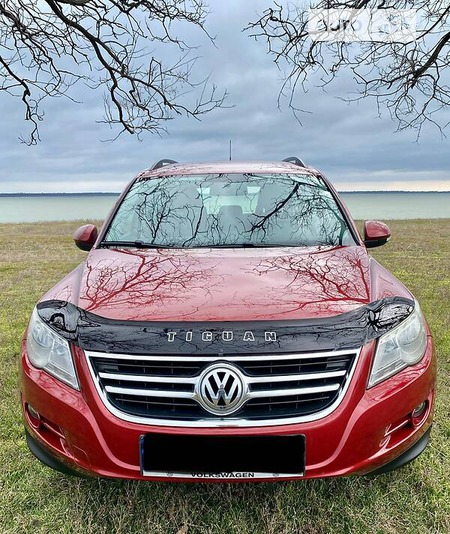 Volkswagen Tiguan 2010  випуску Одеса з двигуном 2 л дизель універсал автомат за 13200 долл. 