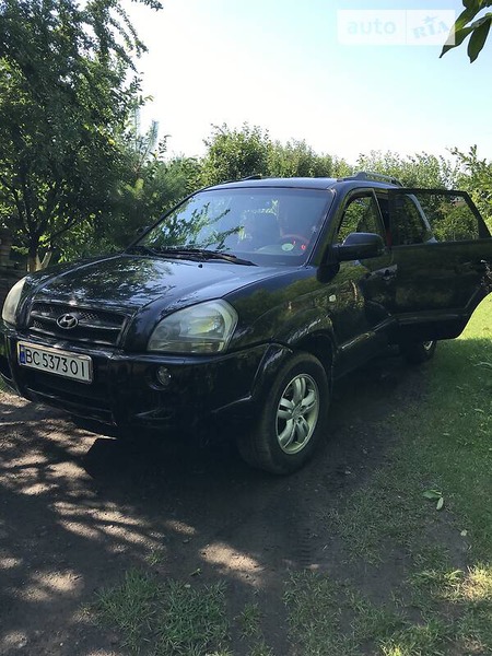 Hyundai Tucson 2005  випуску Львів з двигуном 2 л бензин позашляховик механіка за 8000 долл. 