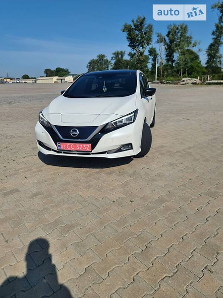 Nissan Leaf 2018  випуску Чернівці з двигуном 0 л  хэтчбек  за 25800 долл. 