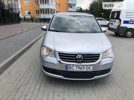 Volkswagen Touran 2010  випуску Львів з двигуном 1.9 л дизель універсал автомат за 7500 долл. 