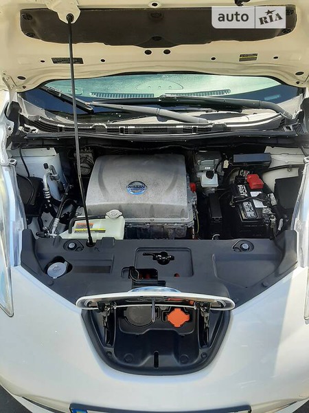 Nissan Leaf 2014  випуску Дніпро з двигуном 0 л електро хэтчбек  за 11900 долл. 
