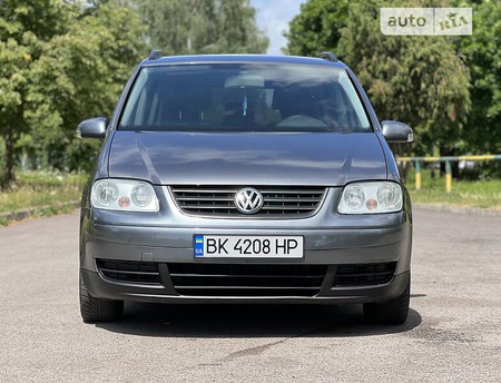 Volkswagen Touran 2004  випуску Рівне з двигуном 1.9 л дизель універсал механіка за 5950 долл. 