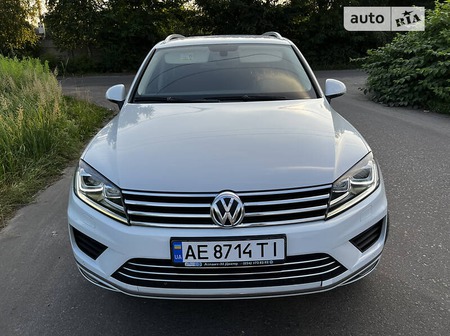 Volkswagen Touareg 2016  випуску Київ з двигуном 3 л дизель позашляховик автомат за 29900 долл. 