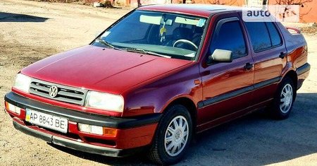 Volkswagen Vento 1993  випуску Запоріжжя з двигуном 1.8 л  седан механіка за 4000 долл. 