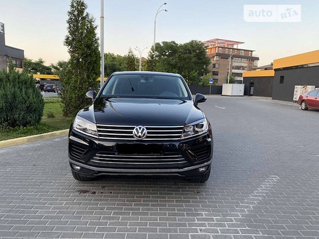 Volkswagen Touareg 2016  випуску Київ з двигуном 3 л дизель позашляховик автомат за 27999 долл. 