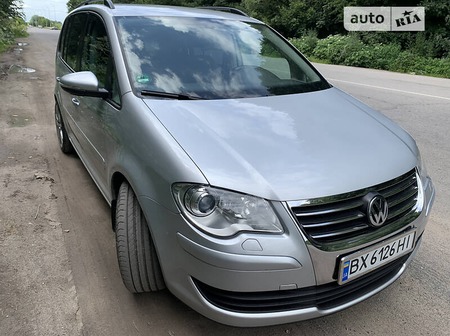 Volkswagen Touran 2009  випуску Дніпро з двигуном 2 л дизель мінівен механіка за 8500 долл. 