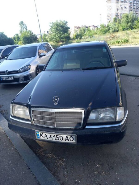 Mercedes-Benz C 180 1996  випуску Київ з двигуном 1.8 л  седан механіка за 1999 долл. 