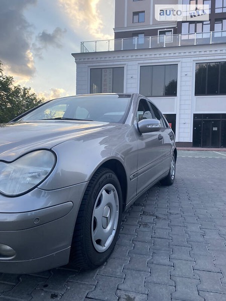 Mercedes-Benz C 200 2003  випуску Хмельницький з двигуном 2.1 л дизель седан механіка за 6300 долл. 