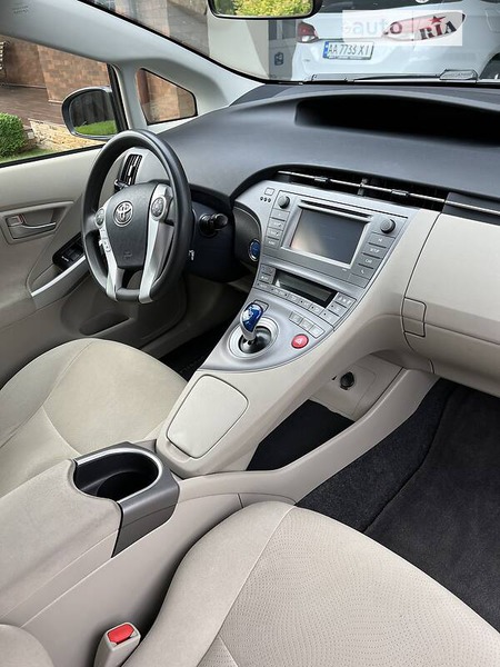 Toyota Prius 2014  випуску Київ з двигуном 1.8 л гібрид хэтчбек автомат за 10250 долл. 