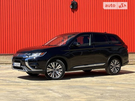 Mitsubishi Outlander 2018  випуску Одеса з двигуном 2.4 л бензин позашляховик автомат за 17900 долл. 