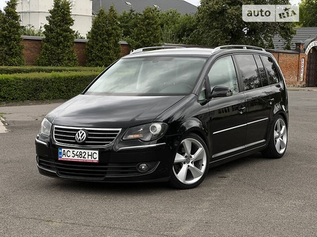 Volkswagen Touran 2007  випуску Луцьк з двигуном 2 л дизель мінівен автомат за 7599 долл. 