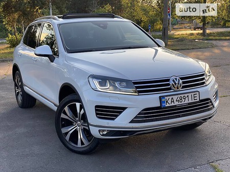 Volkswagen Touareg 2017  випуску Київ з двигуном 3 л дизель позашляховик автомат за 43999 долл. 