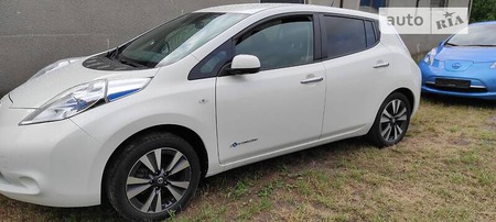 Nissan Leaf 2017  випуску Чернівці з двигуном 0 л електро хэтчбек  за 16000 долл. 