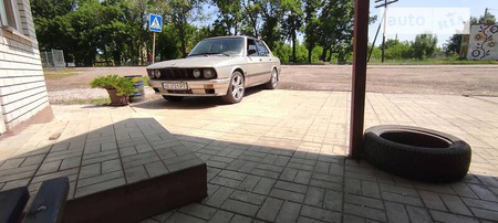 BMW 520 1983  випуску Дніпро з двигуном 2 л бензин седан механіка за 2000 долл. 