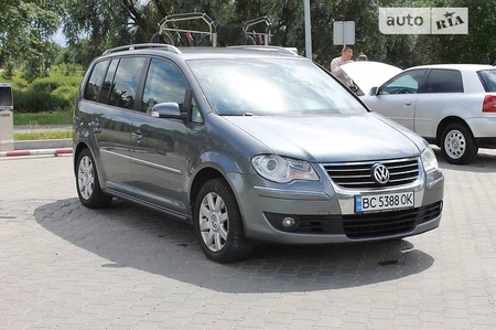 Volkswagen Touran 2006  випуску Львів з двигуном 2 л дизель мінівен механіка за 7500 долл. 