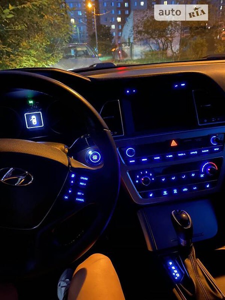 Hyundai Sonata 2016  випуску Київ з двигуном 2.4 л бензин седан автомат за 13990 долл. 