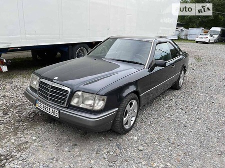 Mercedes-Benz E 220 1994  випуску Чернівці з двигуном 0 л бензин купе механіка за 3300 долл. 