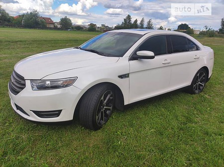 Ford Taurus 2015  випуску Київ з двигуном 3.5 л бензин седан автомат за 17900 долл. 