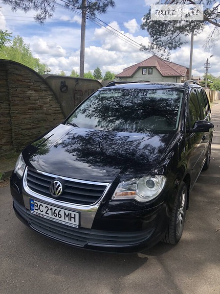 Volkswagen Touran 2007  випуску Львів з двигуном 2 л дизель мінівен автомат за 8750 долл. 