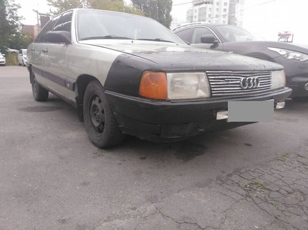 Audi 100 1985  випуску Хмельницький з двигуном 1.8 л бензин седан механіка за 1499 долл. 