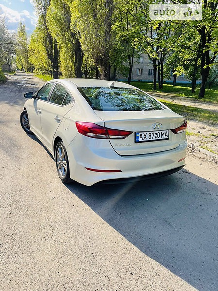 Hyundai Elantra 2018  випуску Харків з двигуном 2 л бензин седан автомат за 12300 долл. 