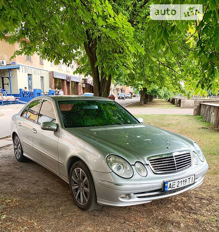 Mercedes-Benz E 320 2003  випуску Дніпро з двигуном 3.2 л бензин седан автомат за 7999 долл. 