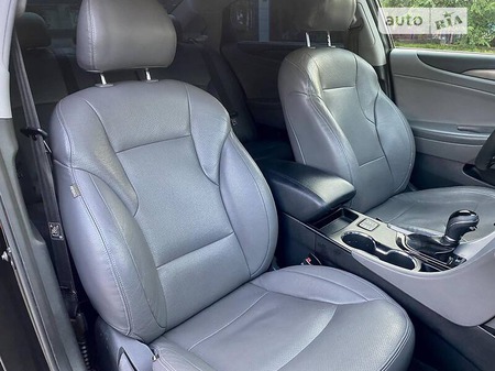 Hyundai Sonata 2013  випуску Одеса з двигуном 0 л гібрид седан автомат за 12000 долл. 