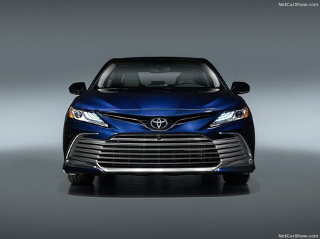 Toyota Camry 2022  випуску  з двигуном 2.5 л бензин седан автомат за 1516630 грн. 
