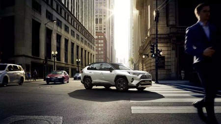 Toyota RAV 4 2023  випуску Київ з двигуном 2.5 л гібрид кросовер автомат за 1538831 грн. 