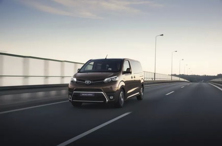 Toyota Proace Verso 2023  випуску Одеса з двигуном 2 л дизель мінівен автомат за 2260050 грн. 